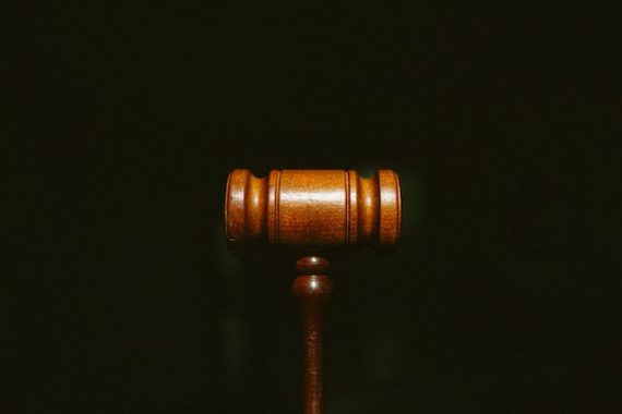 Photo d'un marteau de président pour illustrer cet article sur les mentions obligatoires sur une facture
