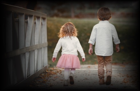 Frere et soeur enfants marchant ensemble pour illustrer cet article sur la question de l'intégration de sa vie personnelle dans son pitch commercial