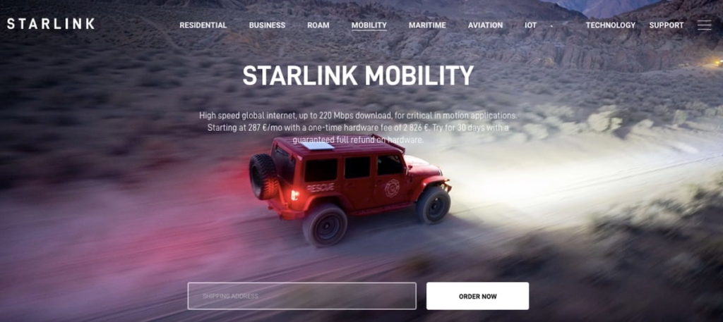 Copie d'écran du site de Starlink, sur laquelle on voit une voiture 4x4 roulant vite dans un désert après le coucher du soleil. Pour illustrer les visuels et couleurs qui illustrent l'archétype de marque ou d'entreprise de l'Aventurier