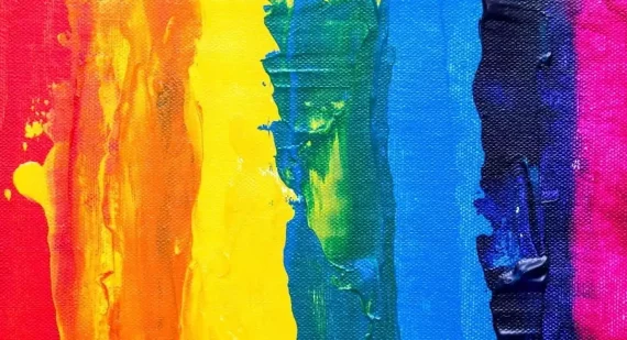 Murs peint avec 7 couleurs pour illustrer cet article sur l'importance du choix des couleurs pour les entreprises