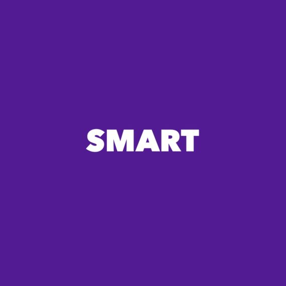 Le mot SMART en majuscules blanches sur un fond violet pour illustrer cet article sur les objectifs SMART