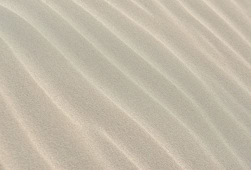 Gros plan sur du sable pour illustrer le fait qu'un nom de domaine doit être simple, facile à épeler, à écrire et à mémoriser