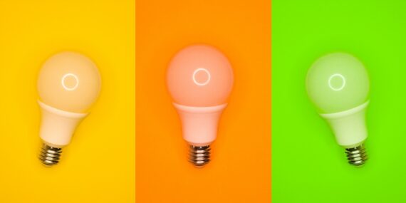 3 ampoules de couleurs différentes sur des fonds de couleurs différentes pour illustrer cet article sur le choix des formats de communication