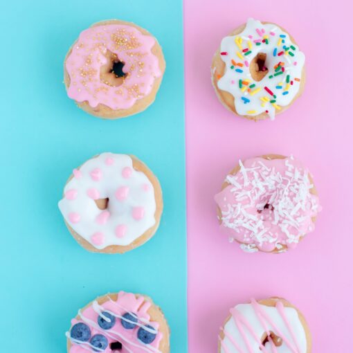 6 donuts colorés sur fond rose et bleu pour illustrer la diversité des plateformes de réseaux sociaux parmi lesquelles il faut choisir