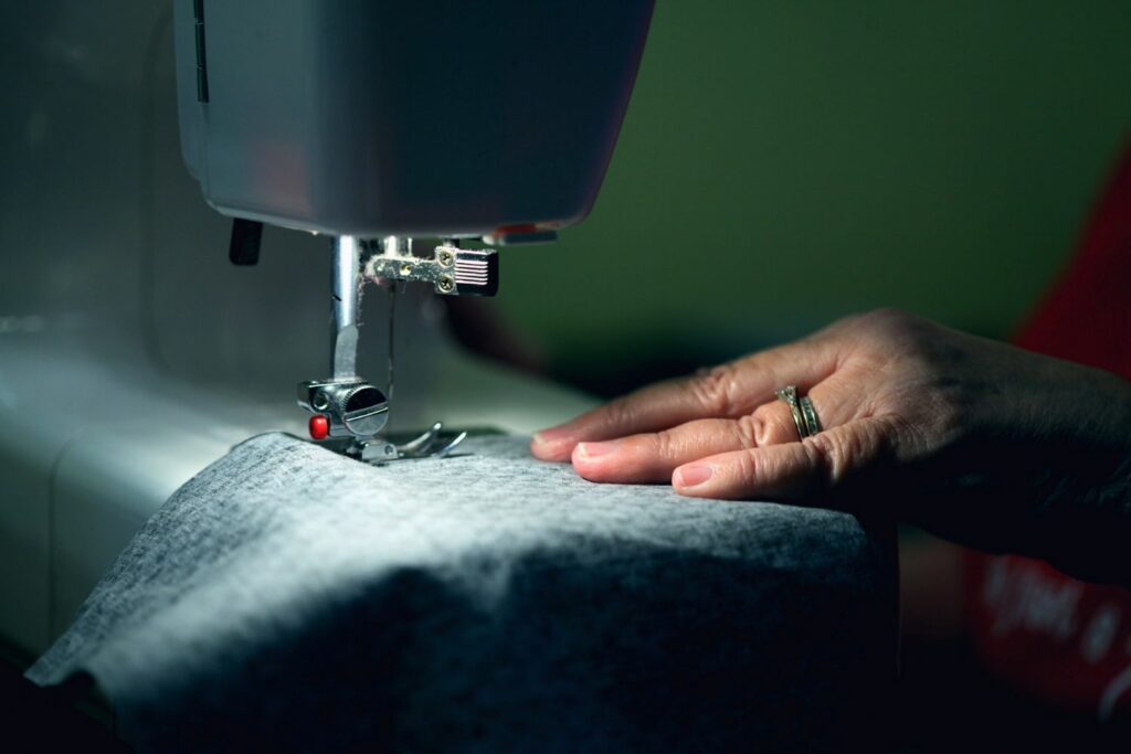 Couturière devant sa machine