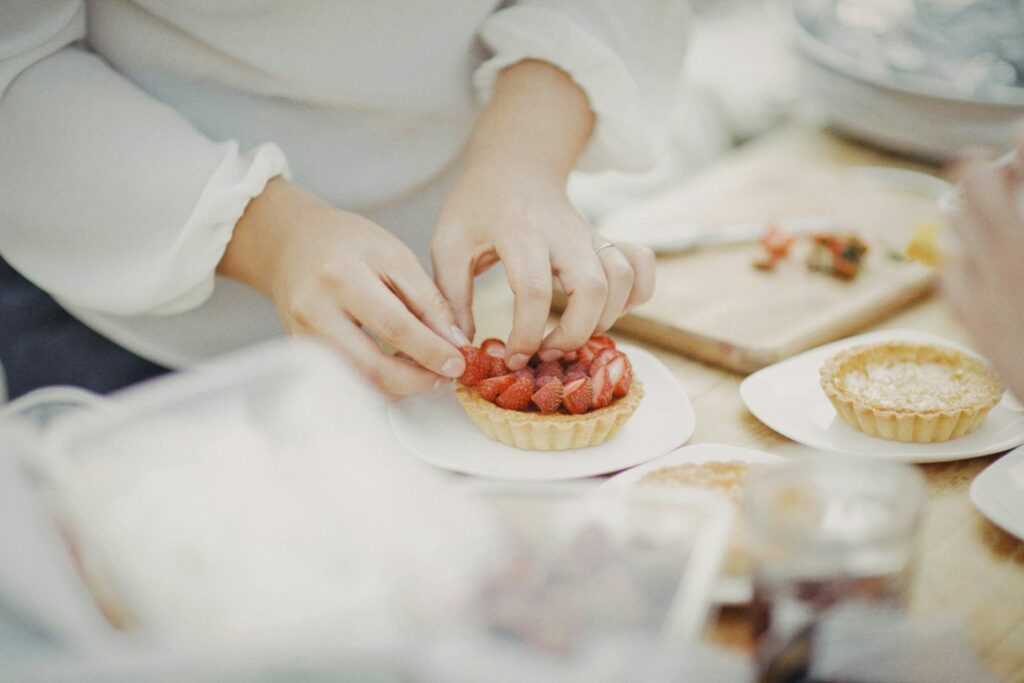 Pâtissière préparant un gâteau